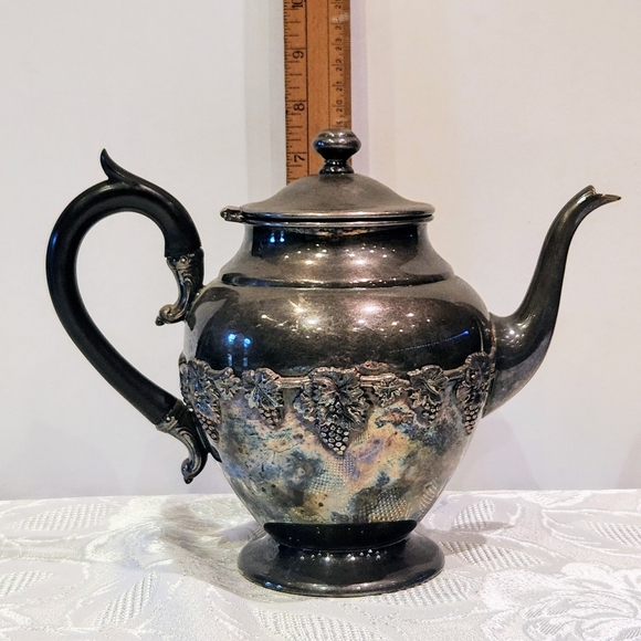 W. Rogers Grape & Vine pattern #1047 silver plated tea pot. W/ bakelite handle - Picture 12 of 12
